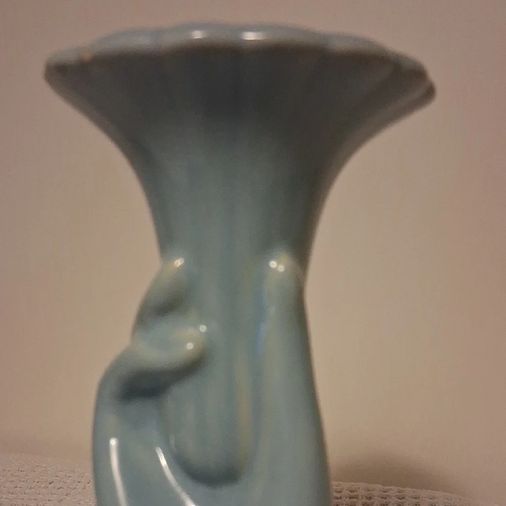 🌷 Vintage Shawnee Pottery Blue Tulip Hand Vase – USA, 1940s